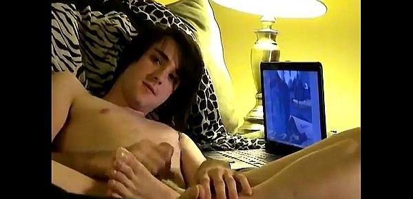  Gay porn Wanking Emo Aron Shares His Solo Fun